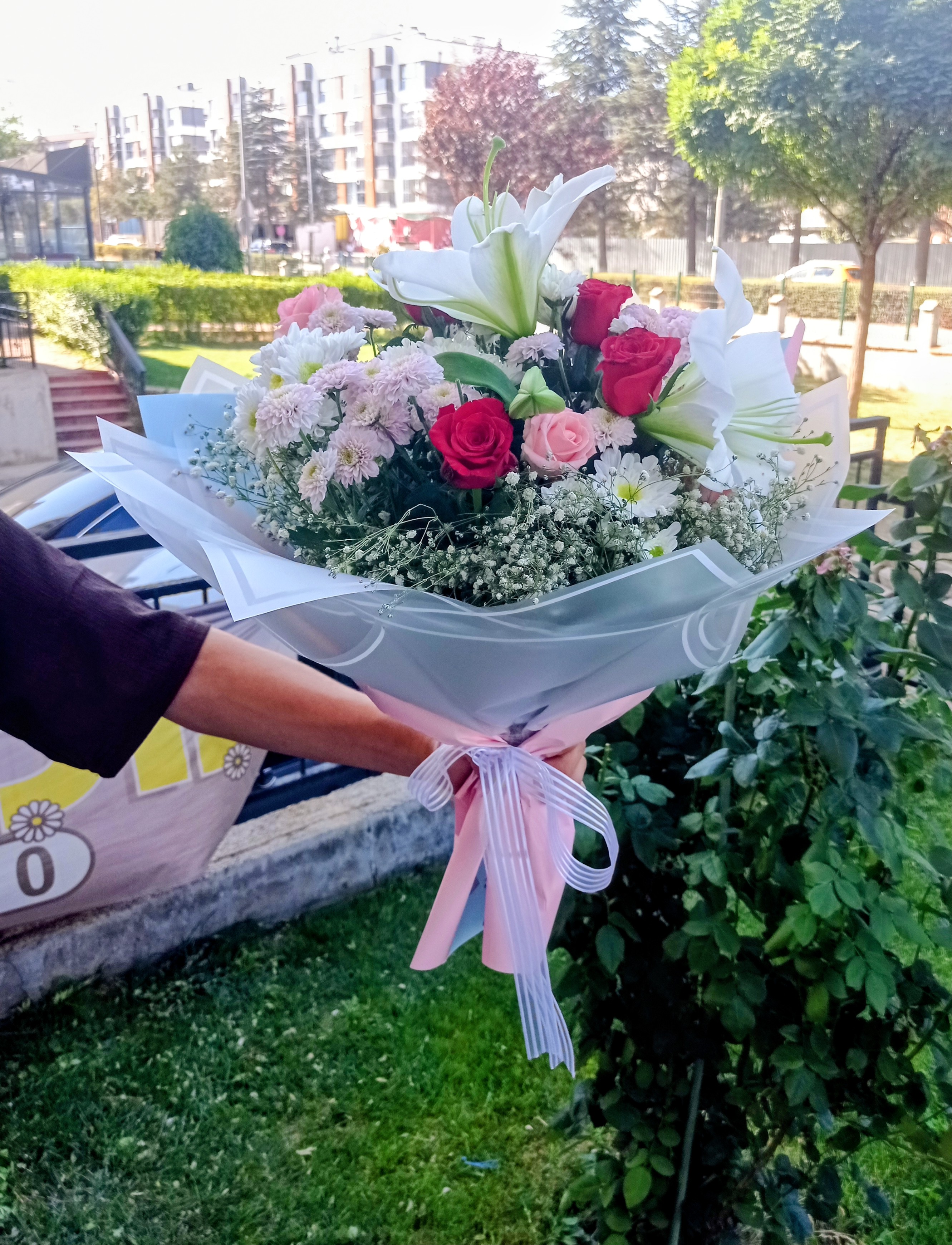 Lilyum ve renkli güller 