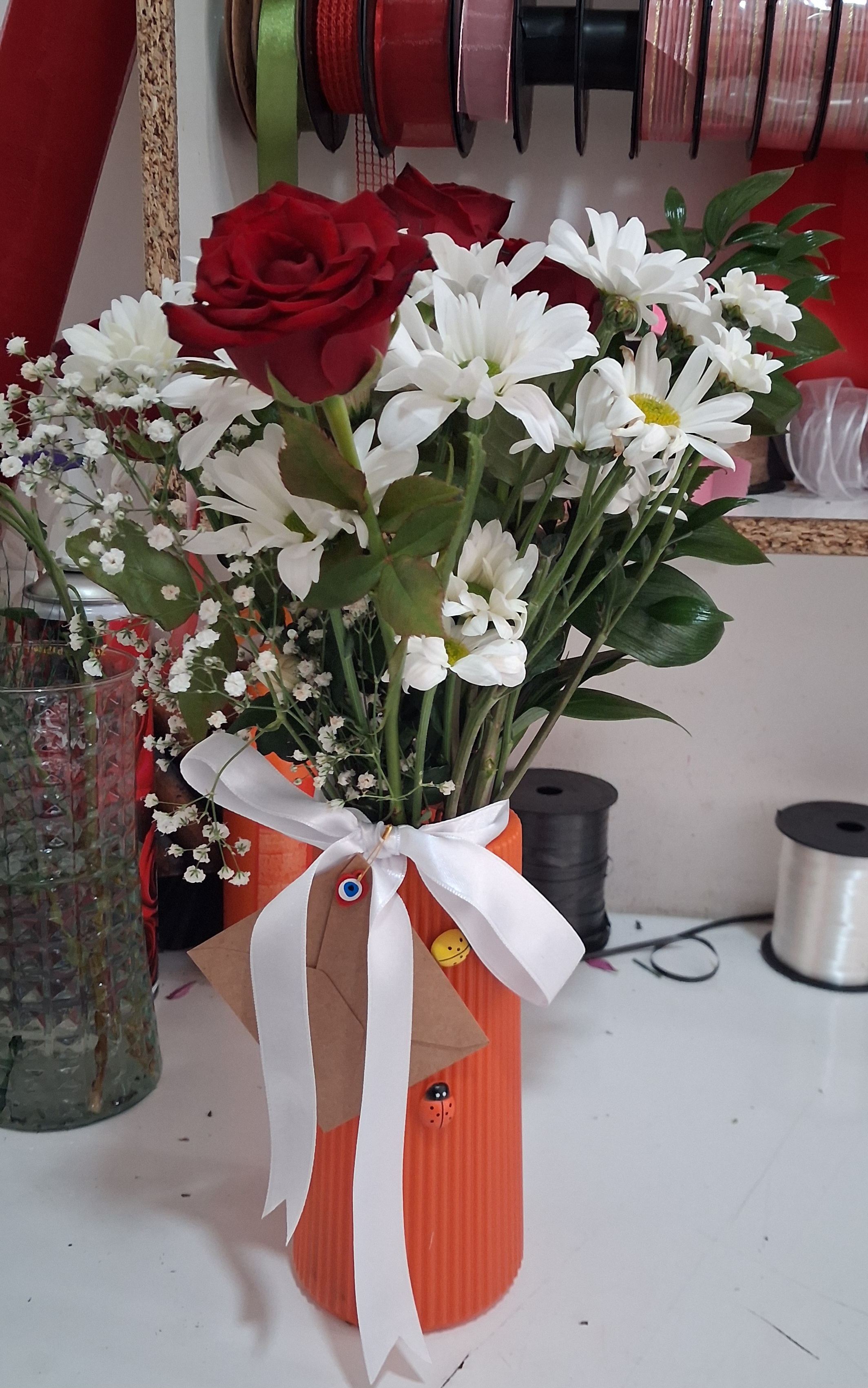 Vazoda gül ve papatya - Görsel 3